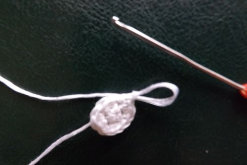 Brinquedo de panda de malha com suas próprias mãos