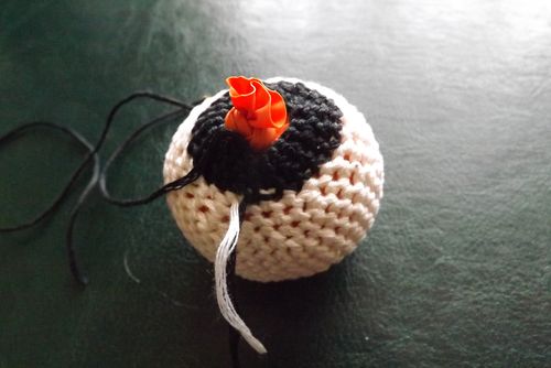Brinquedo de panda de malha com suas próprias mãos