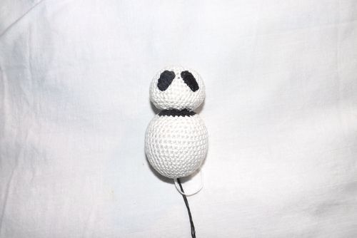 Brinquedo de panda de malha com suas próprias mãos