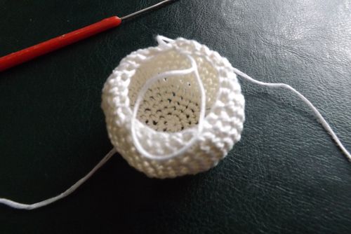 Brinquedo de panda de malha com suas próprias mãos