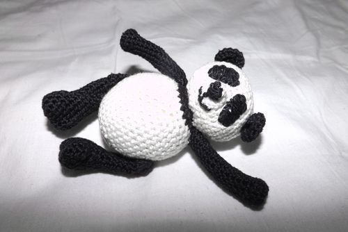 Brinquedo de panda de malha com suas próprias mãos
