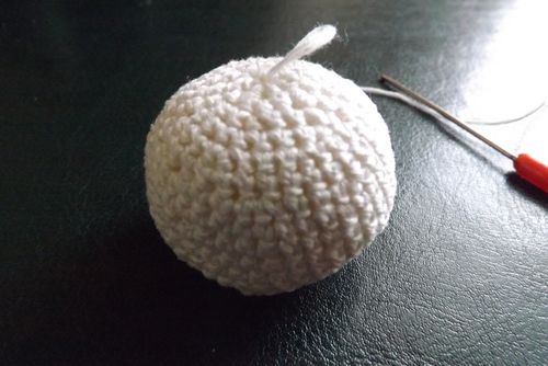 Brinquedo de panda de malha com suas próprias mãos