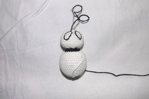 Brinquedo de panda de malha com suas próprias mãos