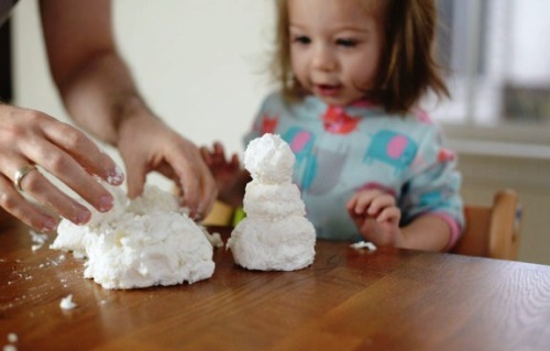 Neve artificial com as próprias mãos
