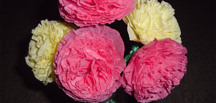 Cravos de papel colorido com as próprias mãos em 9 de maio