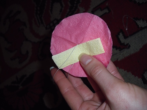 Cravos de papel colorido com as próprias mãos em 9 de maio