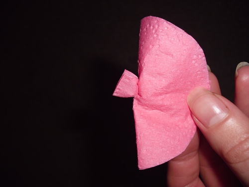 Cravos de papel colorido com as próprias mãos em 9 de maio