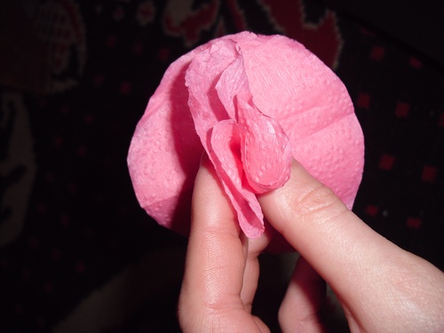 Cravos de papel colorido com as próprias mãos em 9 de maio
