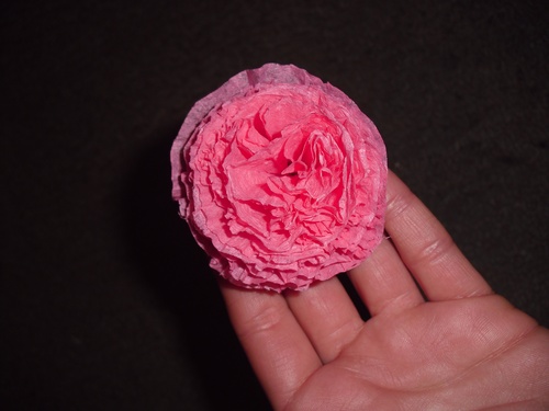 Cravos de papel colorido com as próprias mãos em 9 de maio