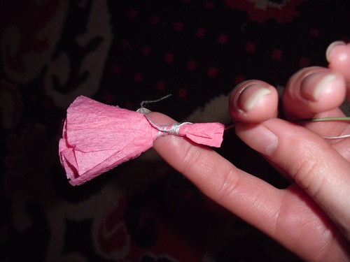 Cravos de papel colorido com as próprias mãos em 9 de maio