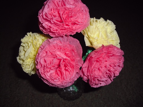 Cravos de papel colorido com as próprias mãos em 9 de maio
