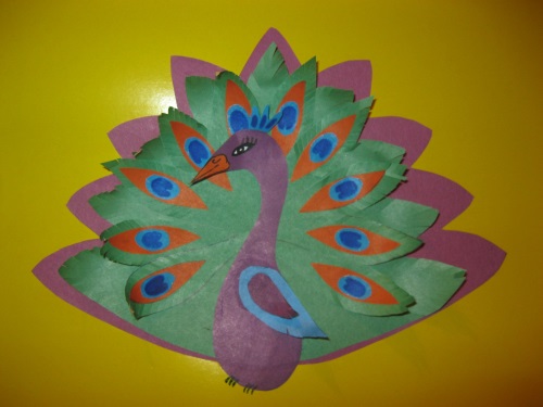 Pavão fabuloso feito de papel colorido