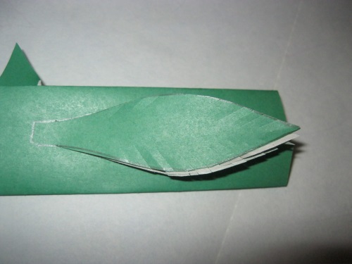 Pavão fabuloso feito de papel colorido