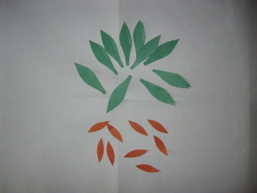 Pavão fabuloso feito de papel colorido