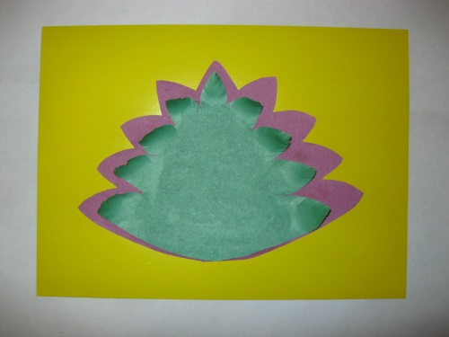 Pavão fabuloso feito de papel colorido