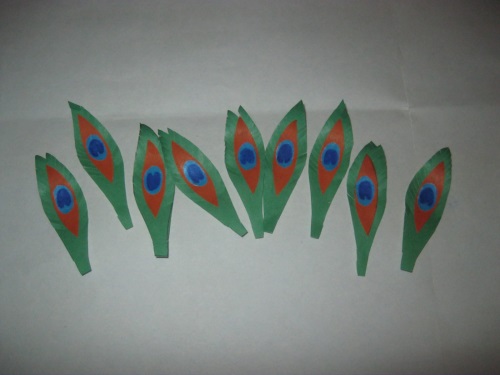 Pavão fabuloso feito de papel colorido