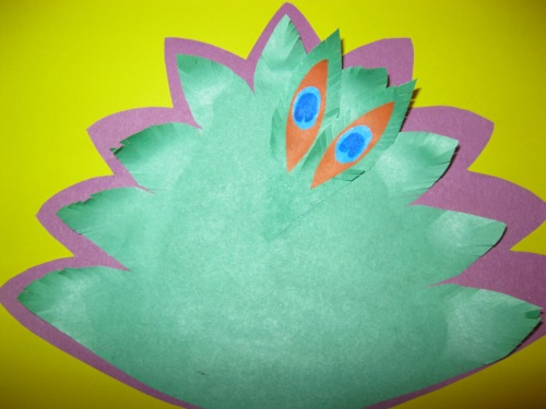 Pavão fabuloso feito de papel colorido