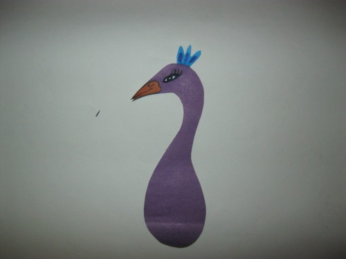 Pavão fabuloso feito de papel colorido