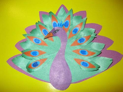 Pavão fabuloso feito de papel colorido