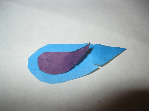 Pavão fabuloso feito de papel colorido