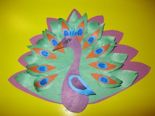 Pavão fabuloso feito de papel colorido