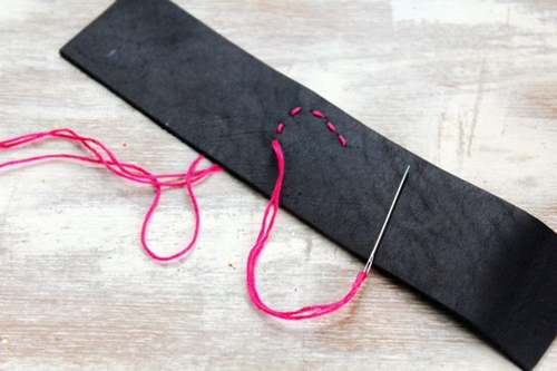 Como fazer uma pulseira de couro com suas próprias mãos