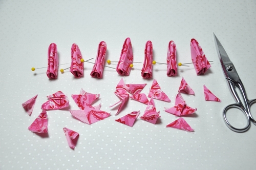 Como fazer flores kanzashi de um tecido com as próprias mãos