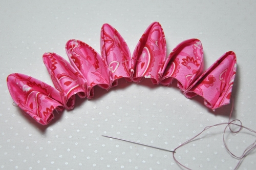Como fazer flores kanzashi de um tecido com as próprias mãos