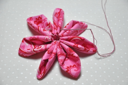 Como fazer flores kanzashi de um tecido com as próprias mãos