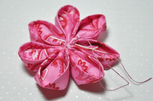 Como fazer flores kanzashi de um tecido com as próprias mãos