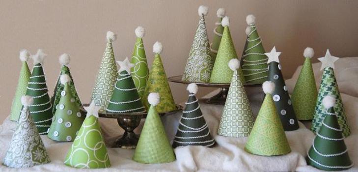Árvores de natal feitas de papelão