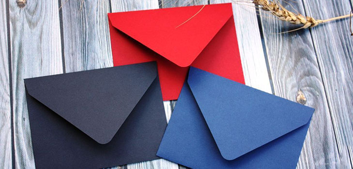 Envelope de papel A4 com suas próprias mãos