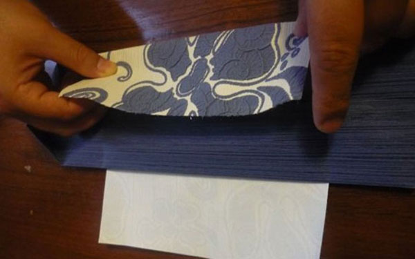Envelope de papel A4 com suas próprias mãos