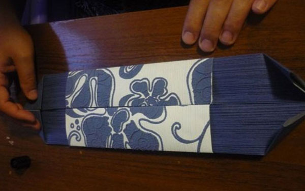 Envelope de papel A4 com suas próprias mãos