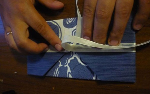 Envelope de papel A4 com suas próprias mãos