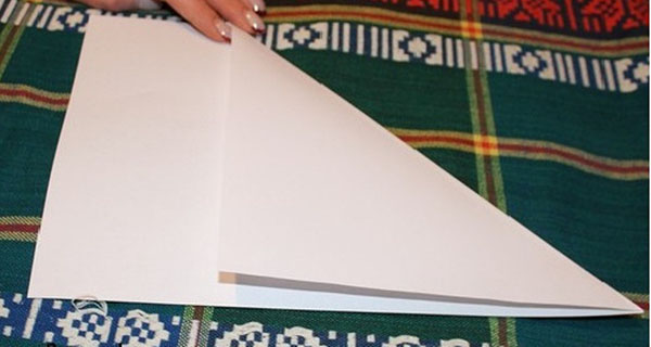 Envelope de papel A4 com suas próprias mãos