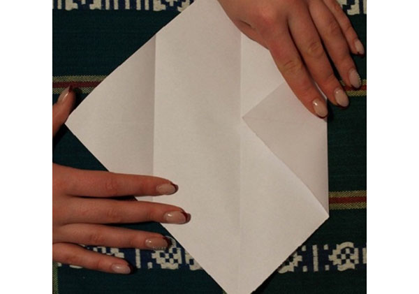 Envelope de papel A4 com suas próprias mãos
