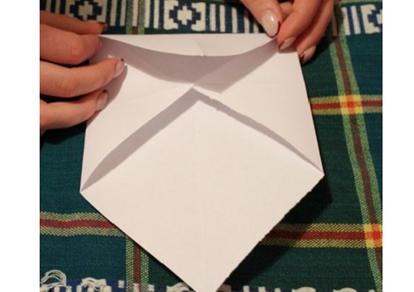 Envelope de papel A4 com suas próprias mãos