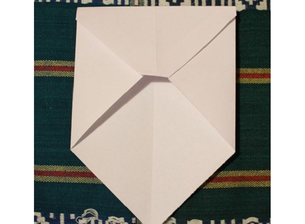 Envelope de papel A4 com suas próprias mãos