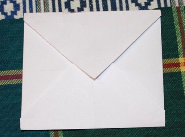 Envelope de papel A4 com suas próprias mãos