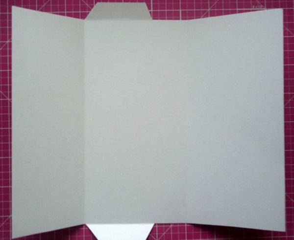 Envelope de papel A4 com suas próprias mãos
