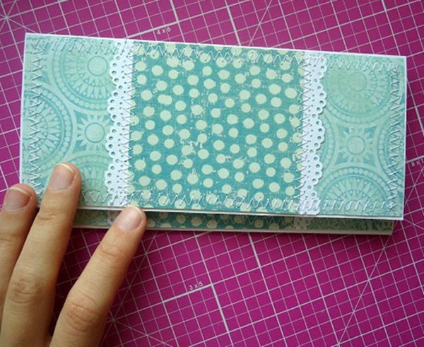 Envelope de papel A4 com suas próprias mãos