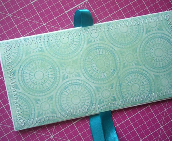 Envelope de papel A4 com suas próprias mãos
