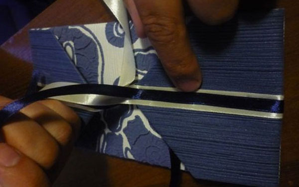 Envelope de papel A4 com suas próprias mãos