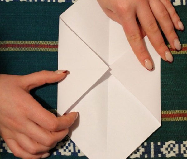 Envelope de papel A4 com suas próprias mãos