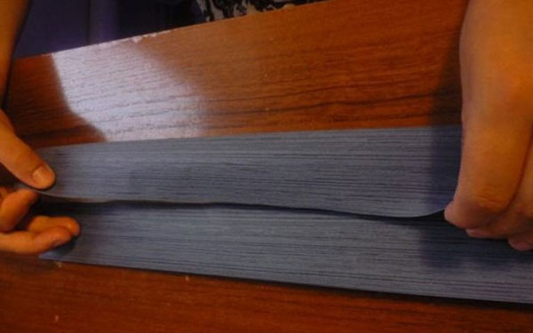 Envelope de papel A4 com suas próprias mãos