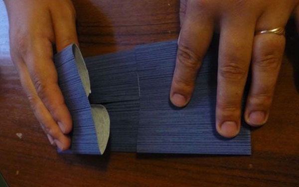 Envelope de papel A4 com suas próprias mãos