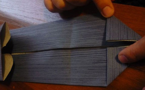 Envelope de papel A4 com suas próprias mãos