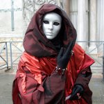 Como fazer uma máscara com suas próprias mãos para Halloween?