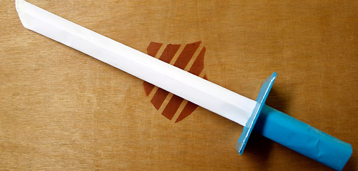 Como fazer uma espada do papel com suas próprias mãos